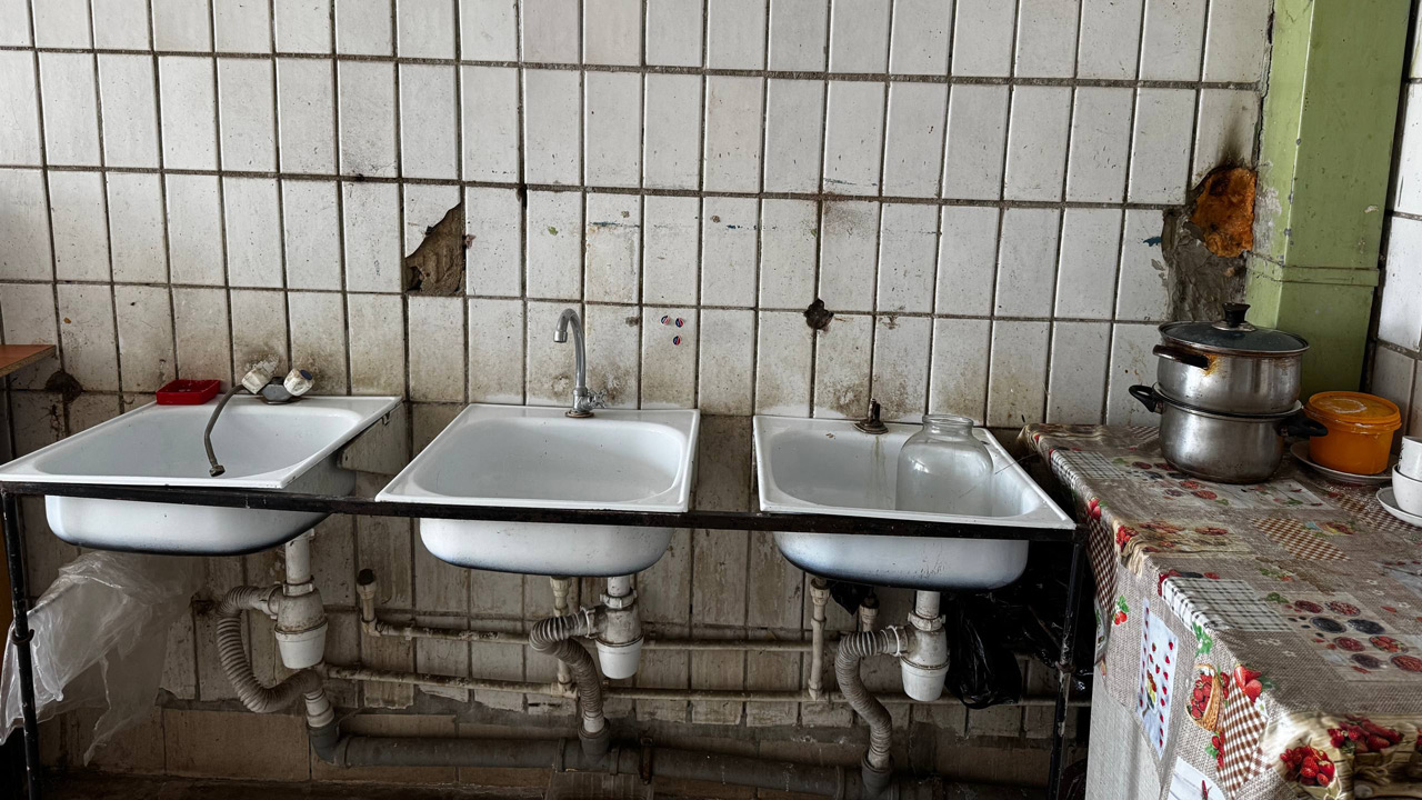 Декорации к фильму ужасов: репортаж из дома в Челябинске с ледяными батареями и плесенью