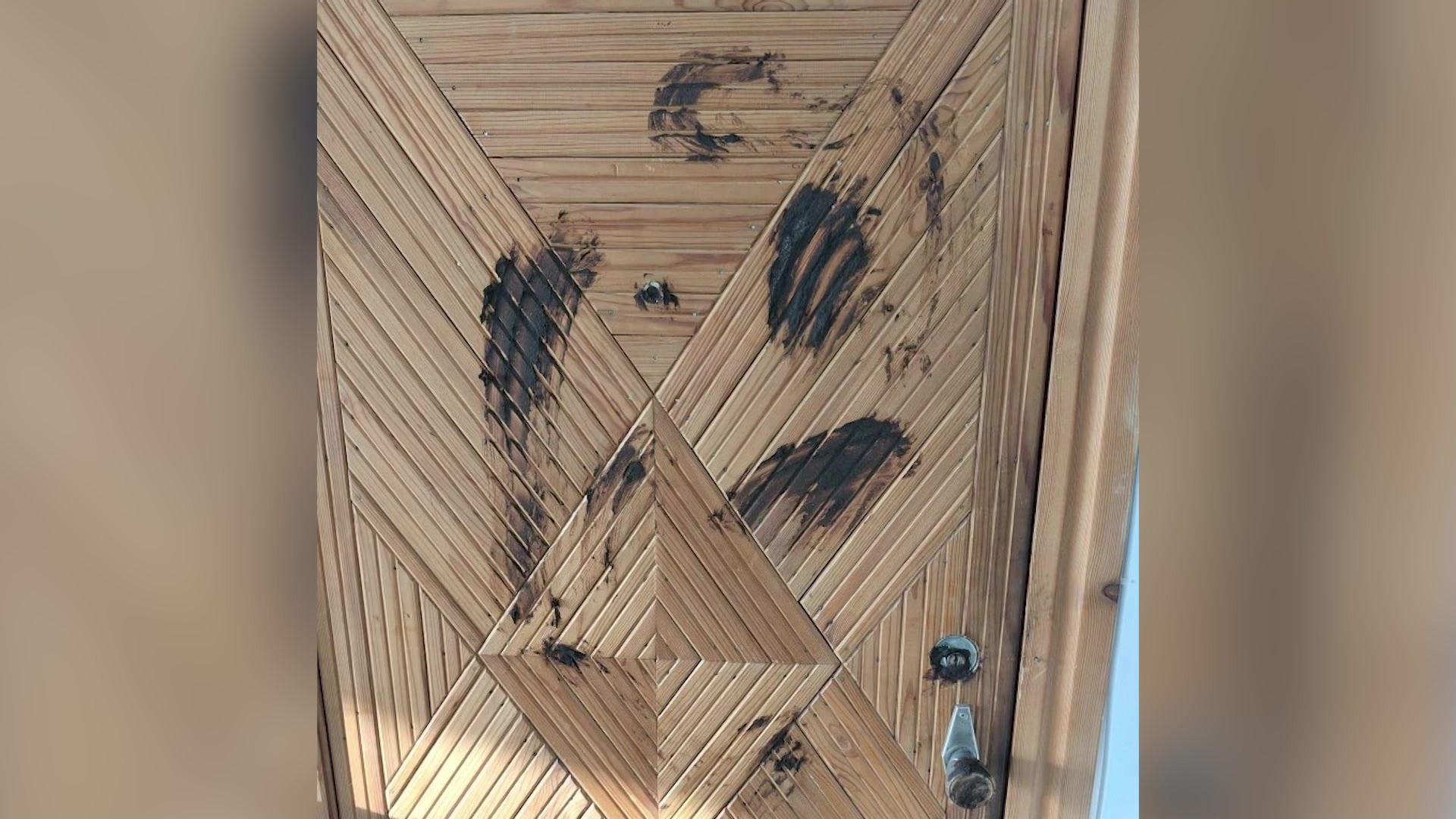 Исписывает двери, портит машину и распускает руки: что не поделили соседки