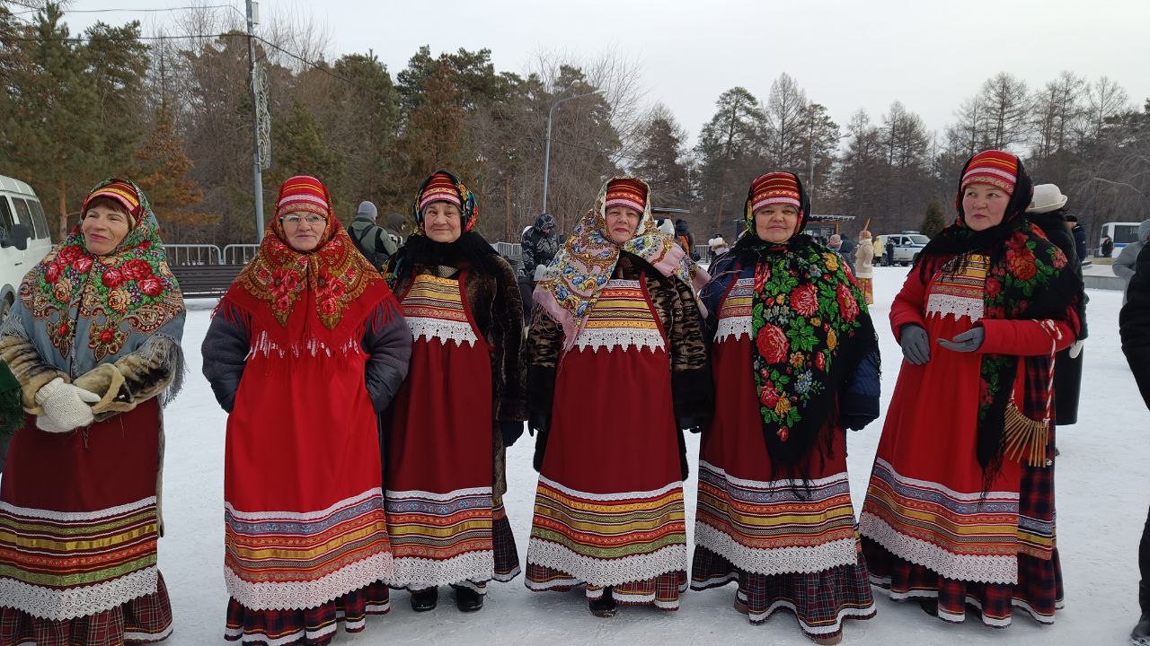 Славянский бум: челябинцы скупают старые шубы, русские платки и шапки-кубанки Славянский бум: челябинцы скупают старые шубы, русские платки и шапки-кубанки