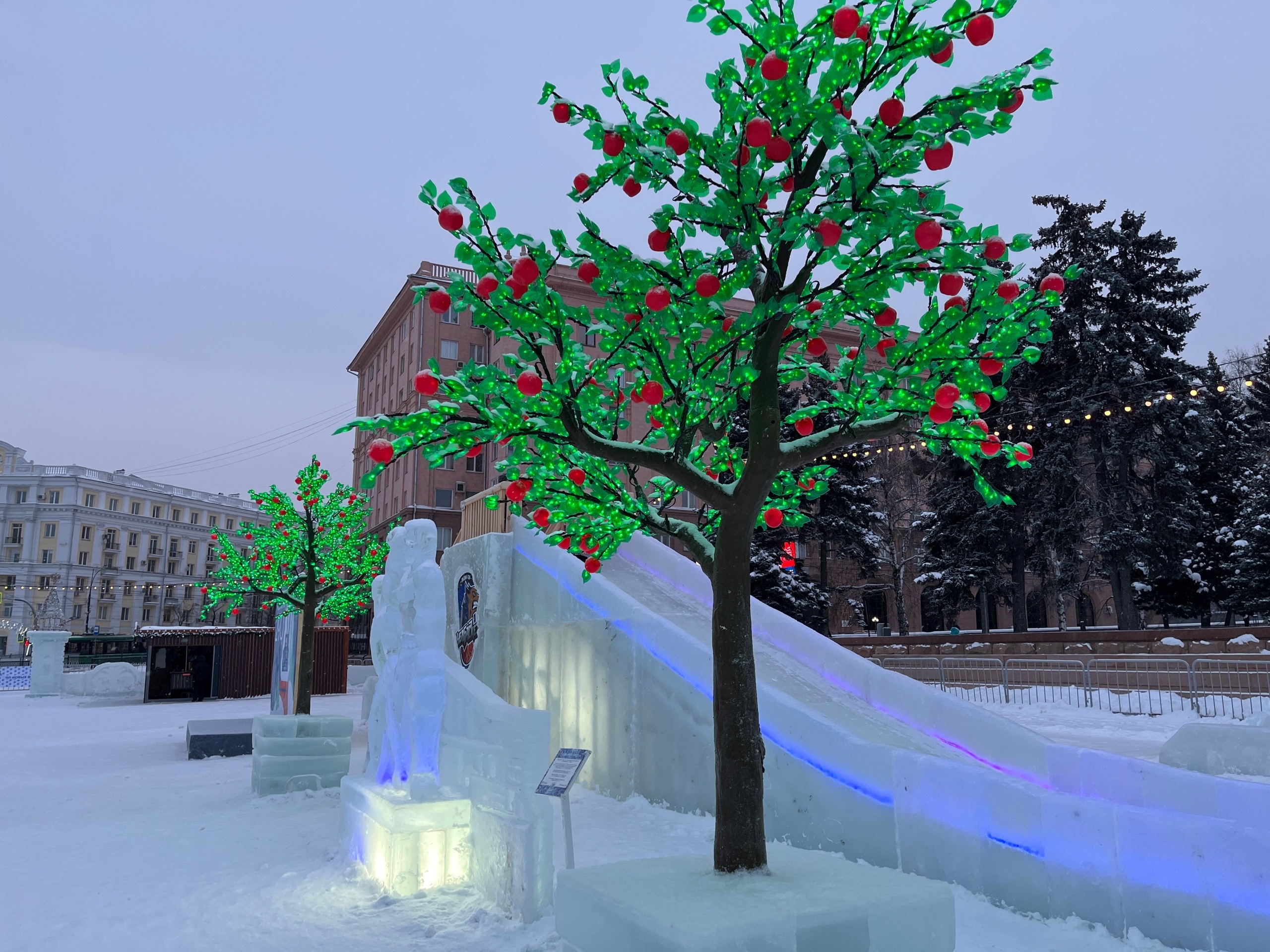 Последние дни волшебства: ледовый городок в Челябинске ждет демонтаж