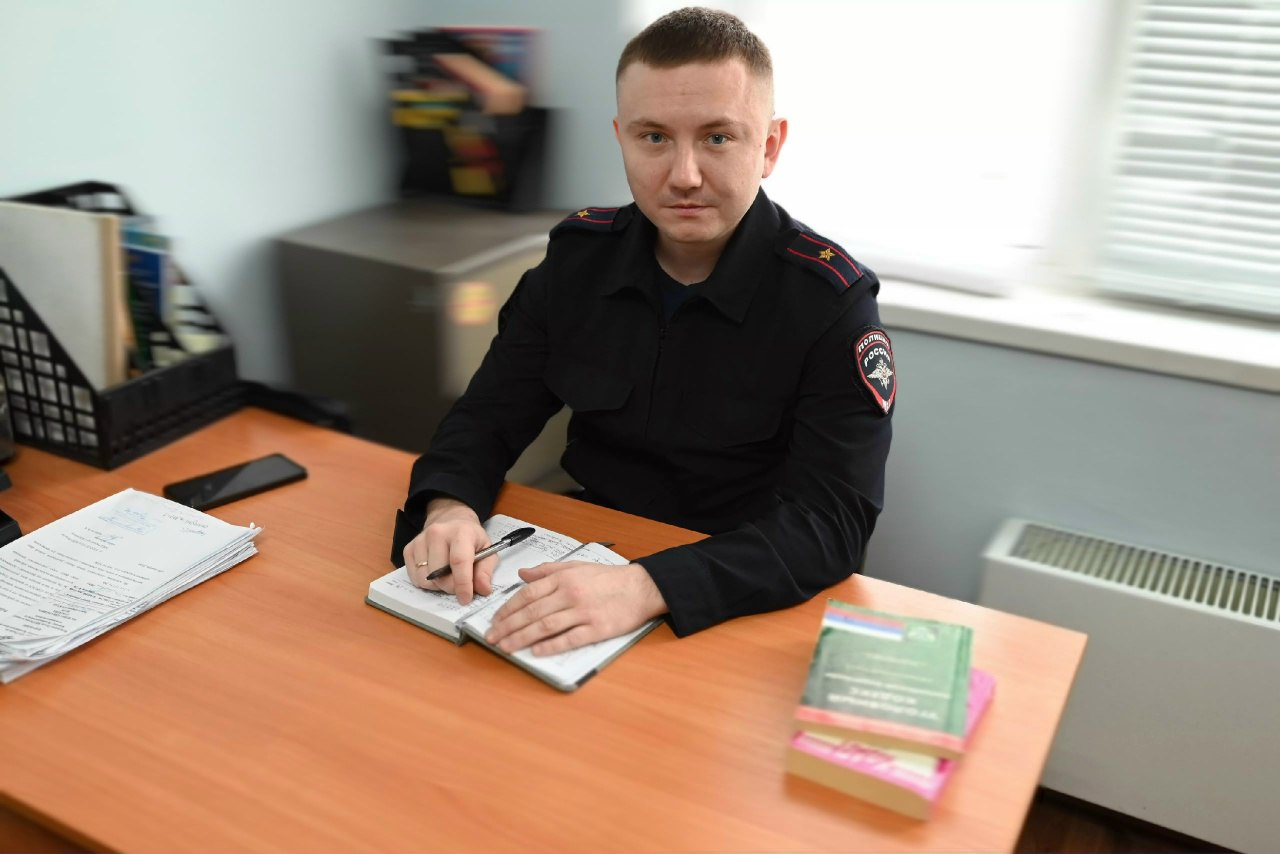 Участковый в Копейске помог попасть в квартиру глухонемой девушке Участковый в Копейске помог попасть в квартиру глухонемой девушке