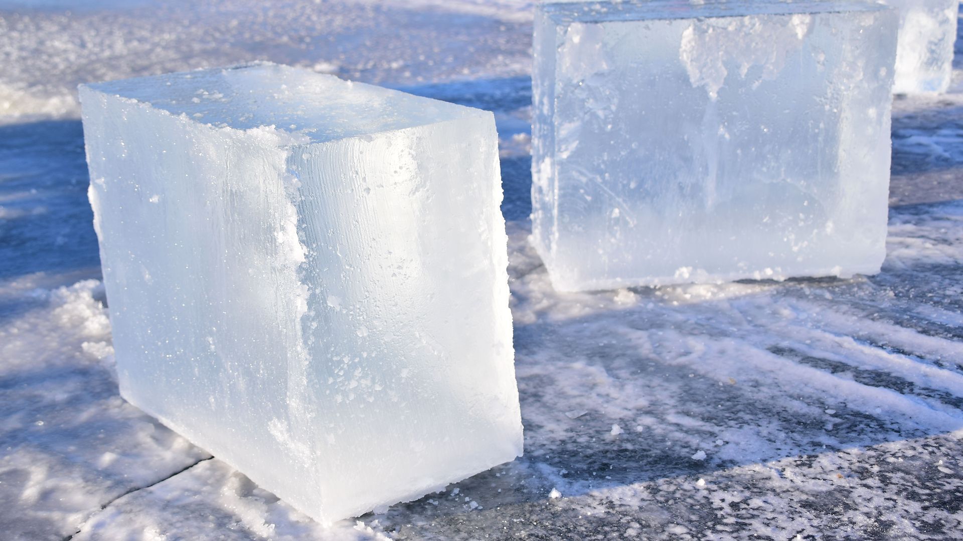 Тренировочные занятия по распиловке льда проводят спасатели на озере Касарги