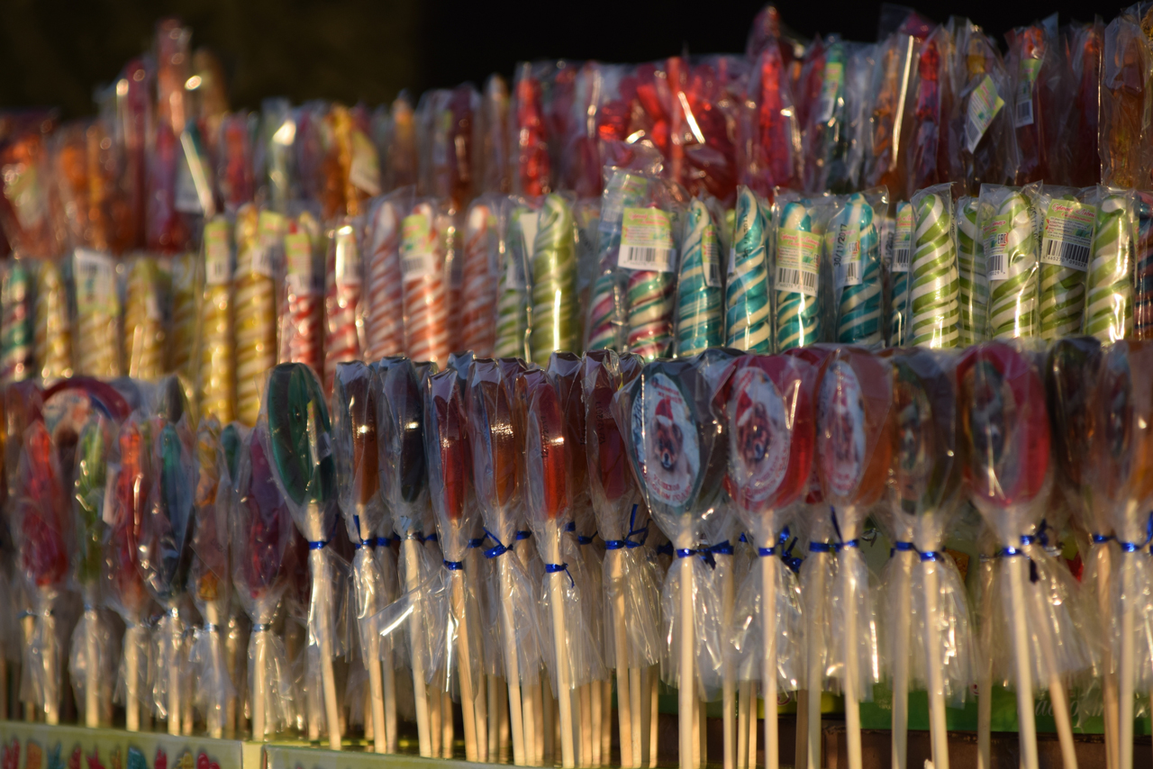 День леденцовых петушков: история символа детства и простой рецепт