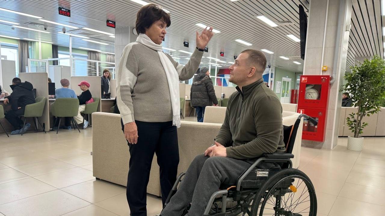 Двум ветеранам СВО, которые вернулись домой с ранениями, вручили автомобили