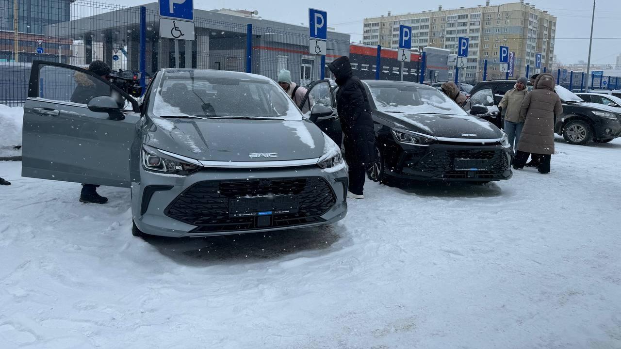 Двум ветеранам СВО, которые вернулись домой с ранениями, вручили автомобили