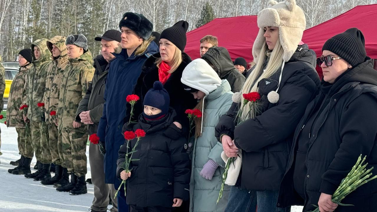 Годовщина СВО: в Челябинске прошел траурный митинг в память о погибших бойцах Годовщина СВО: в Челябинске прошел траурный митинг в память о погибших бойцах
