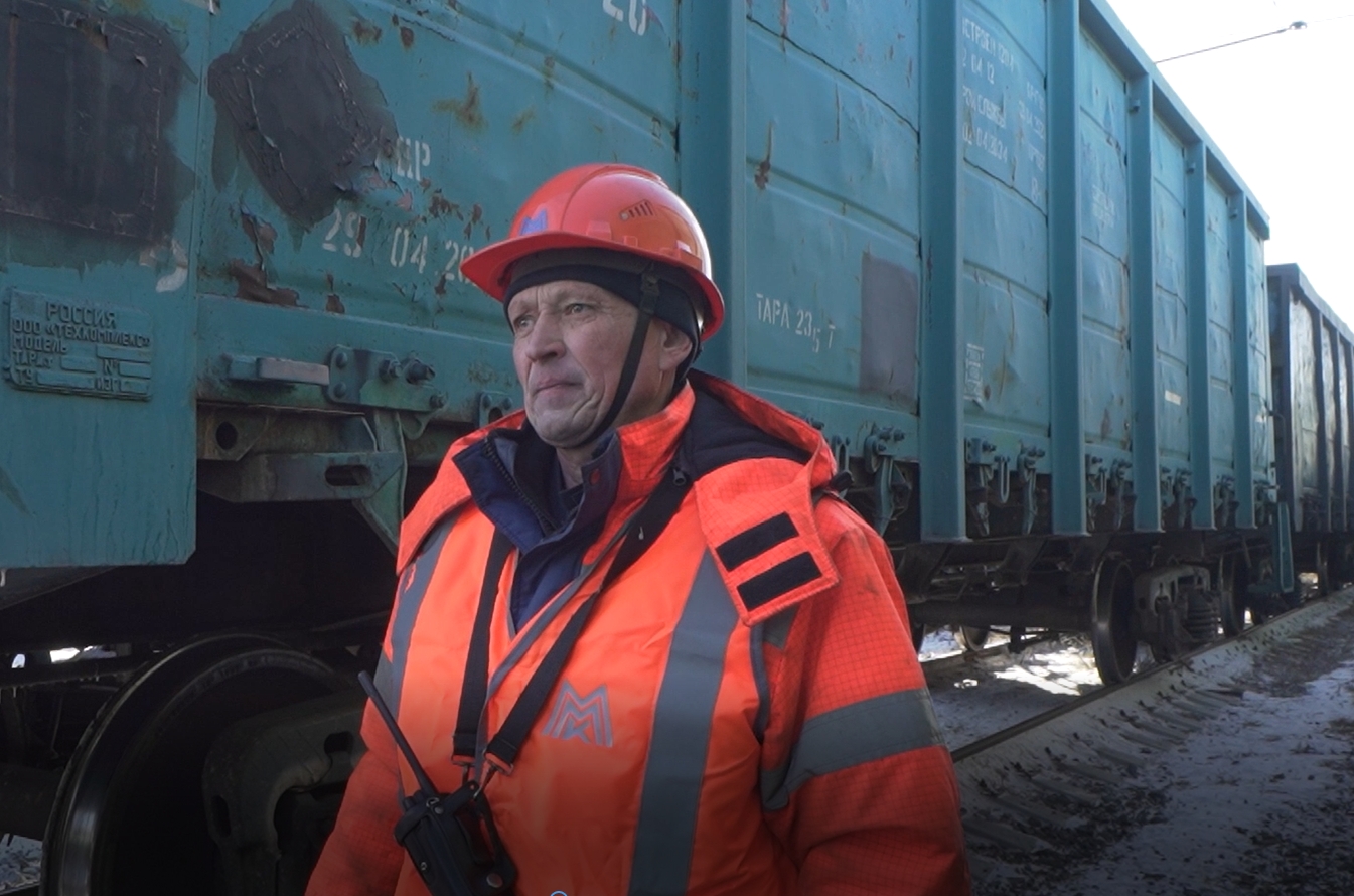 Дирижирует железнодорожными составами: сотрудник ММК стал лучшим работником месяца