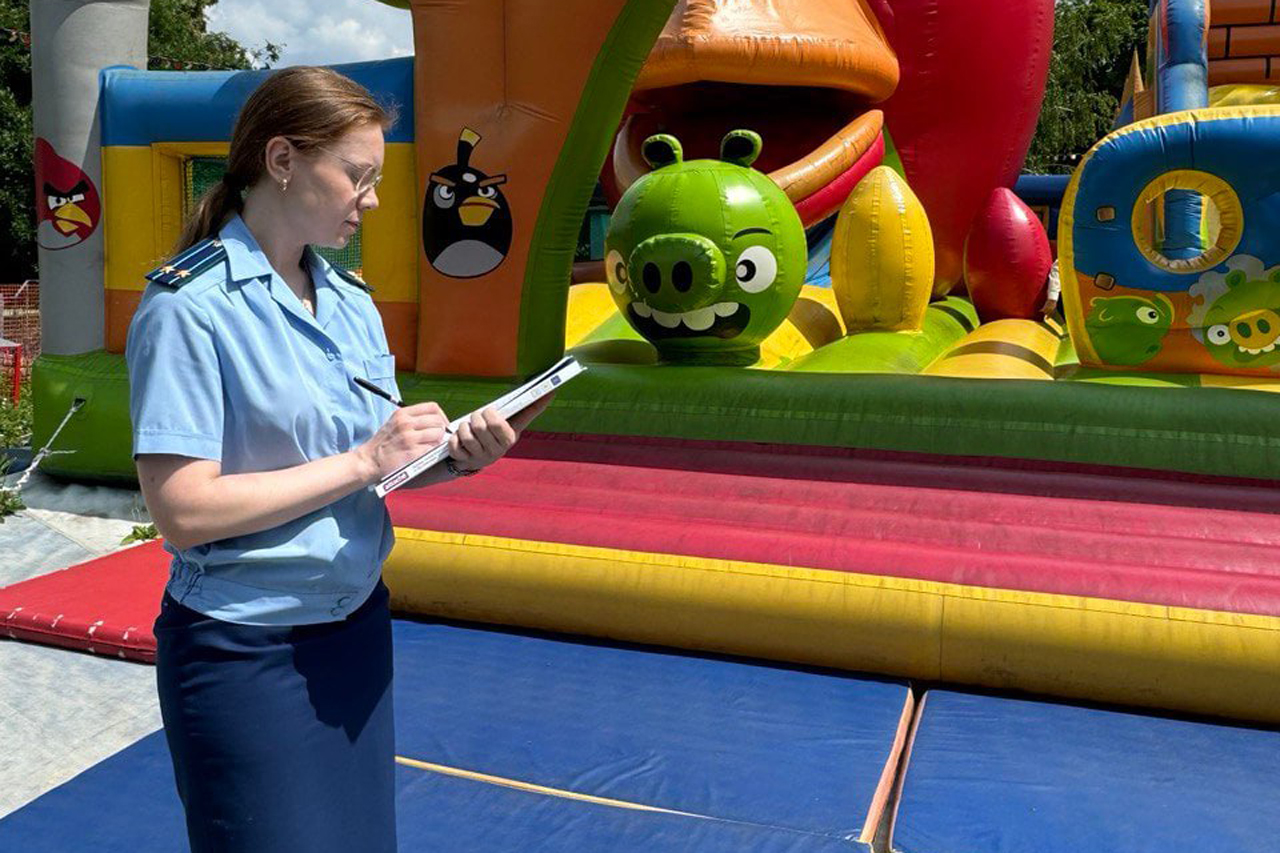 В Челябинске семье пострадавшего на батуте ребенка выплатят 450 тыс. рублей В Челябинске семье пострадавшего на батуте ребенка выплатят 450 тыс. рублей