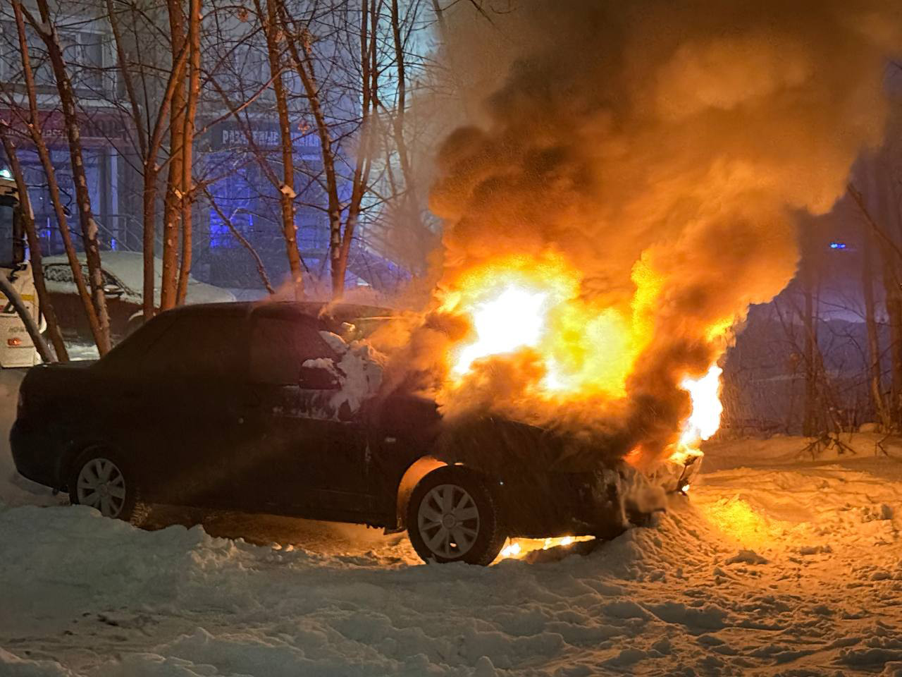 Полиция задержала жителя Челябинска за поджог автомобиля на стоянке Полиция задержала жителя Челябинска за поджог автомобиля на стоянке