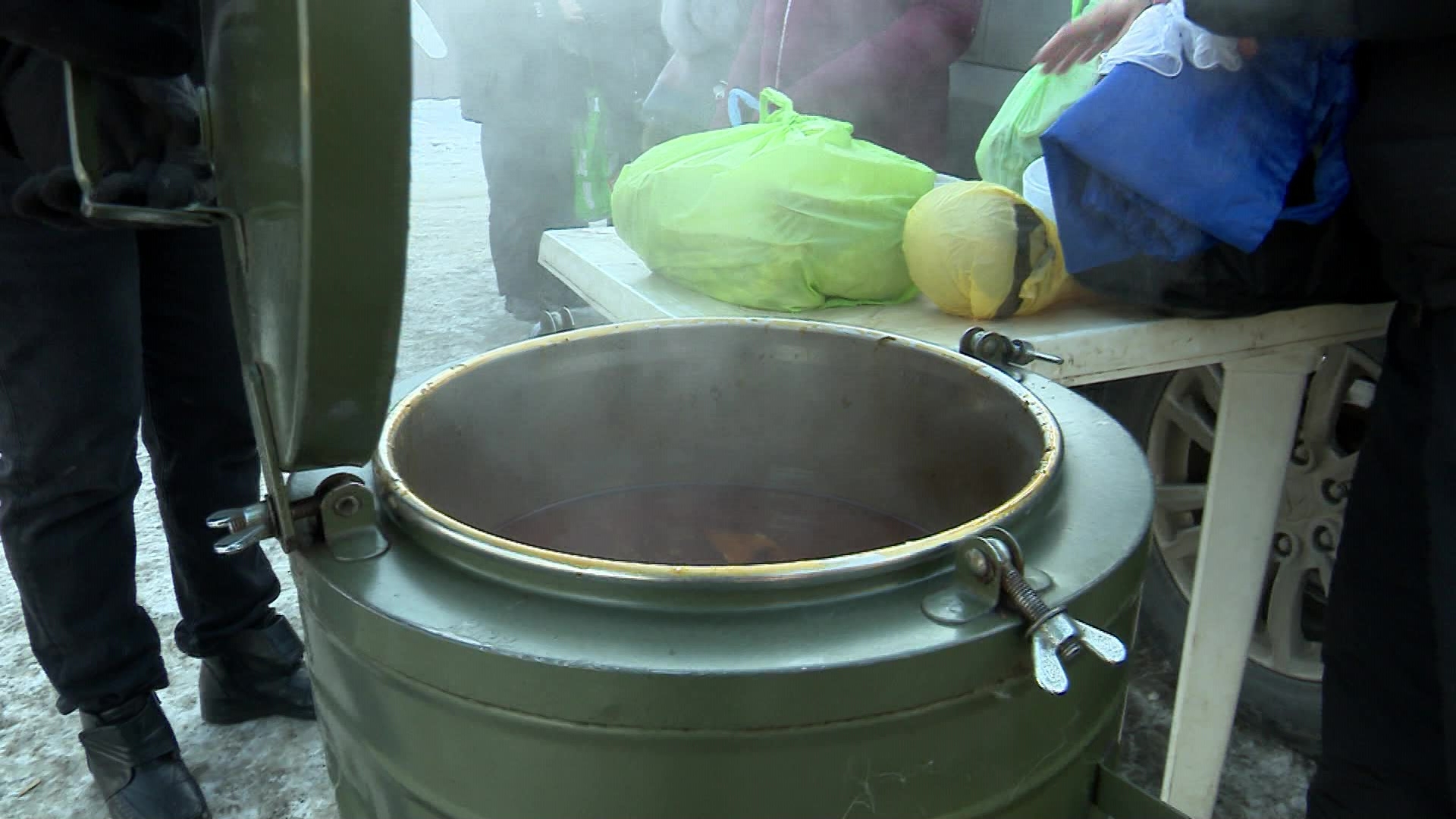 В Челябинске раздают бесплатные горячие обеды В Челябинске раздают бесплатные горячие обеды