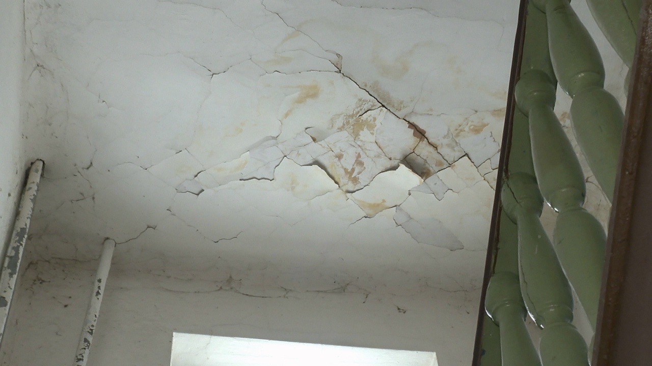 "По стенам бежит, все искрит": жильцы дома в Челябинске рассказали о коммунальном ЧП "По стенам бежит, все искрит": жильцы дома в Челябинске рассказали о коммунальном ЧП