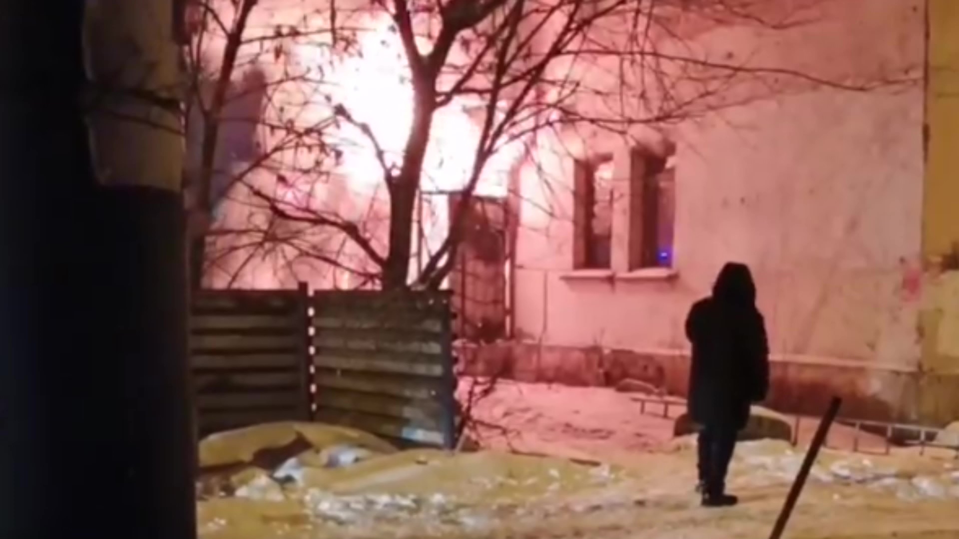 Тушить пожар в Ленинском районе Челябинска приехали 6 спецавтомобилей Тушить пожар в Ленинском районе Челябинска приехали 6 спецавтомобилей