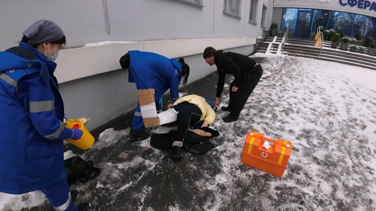 В Челябинске бригада скорой помощи спасла своего сотрудника В Челябинске бригада скорой помощи спасла своего сотрудника