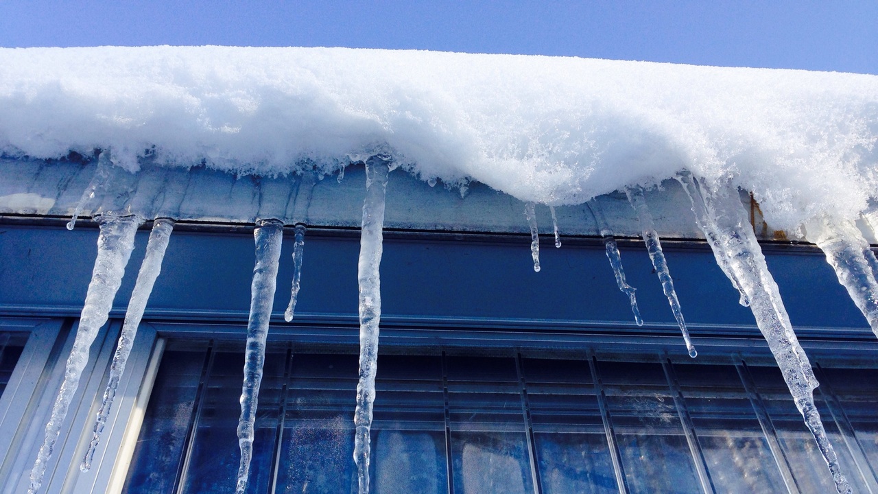 В Челябинской области мужчина упал с крыши дома во время очистки снега В Челябинской области мужчина упал с крыши дома во время очистки снега