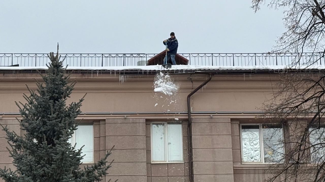 В Челябинской области рассказали, куда жаловаться на сосульки и снег на крышах В Челябинской области рассказали, куда жаловаться на сосульки и снег на крышах