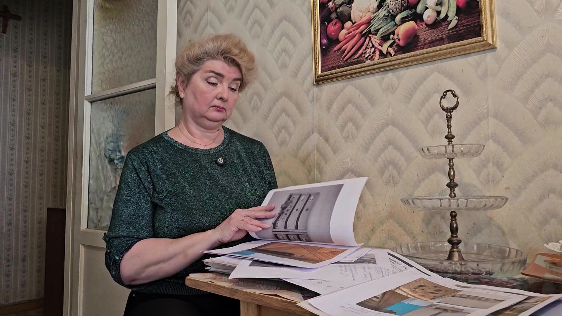 Исписывает двери, портит машину и распускает руки: что не поделили соседки