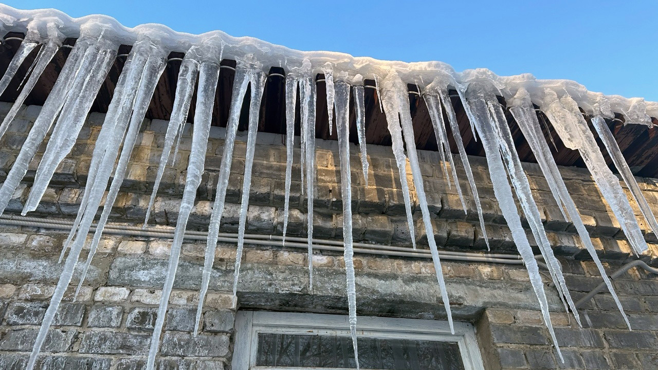 В Челябинской области рассказали, куда жаловаться на сосульки и снег на крышах В Челябинской области рассказали, куда жаловаться на сосульки и снег на крышах