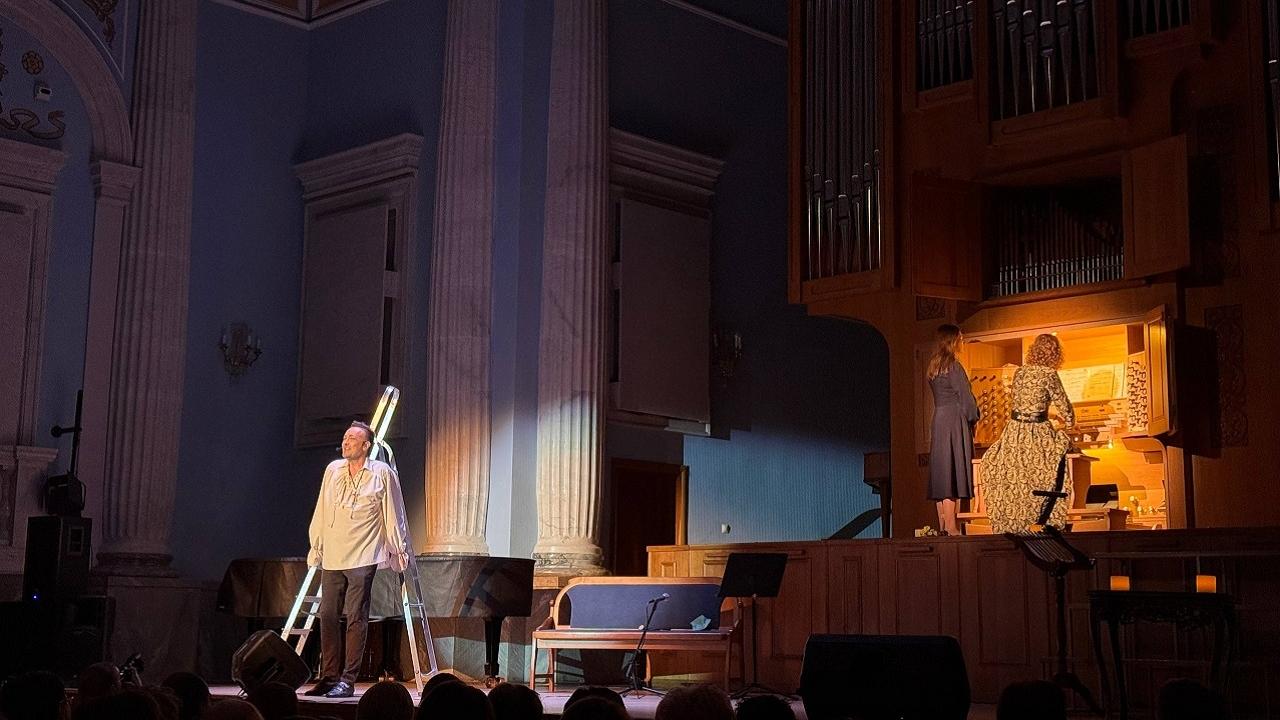 Мастер и мандолина: концерт-спектакль по мотивам романа Булгакова показали в Челябинске