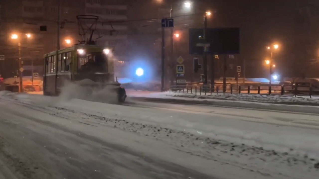 Снегочисты на рельсах: как проходит уборка на трамвайных путях в Челябинске