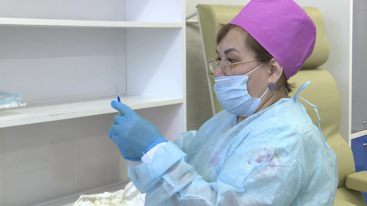 От руководителя до администратора: сотрудники больницы в Челябинске проходят вакцинацию От руководителя до администратора: сотрудники больницы в Челябинске проходят вакцинацию