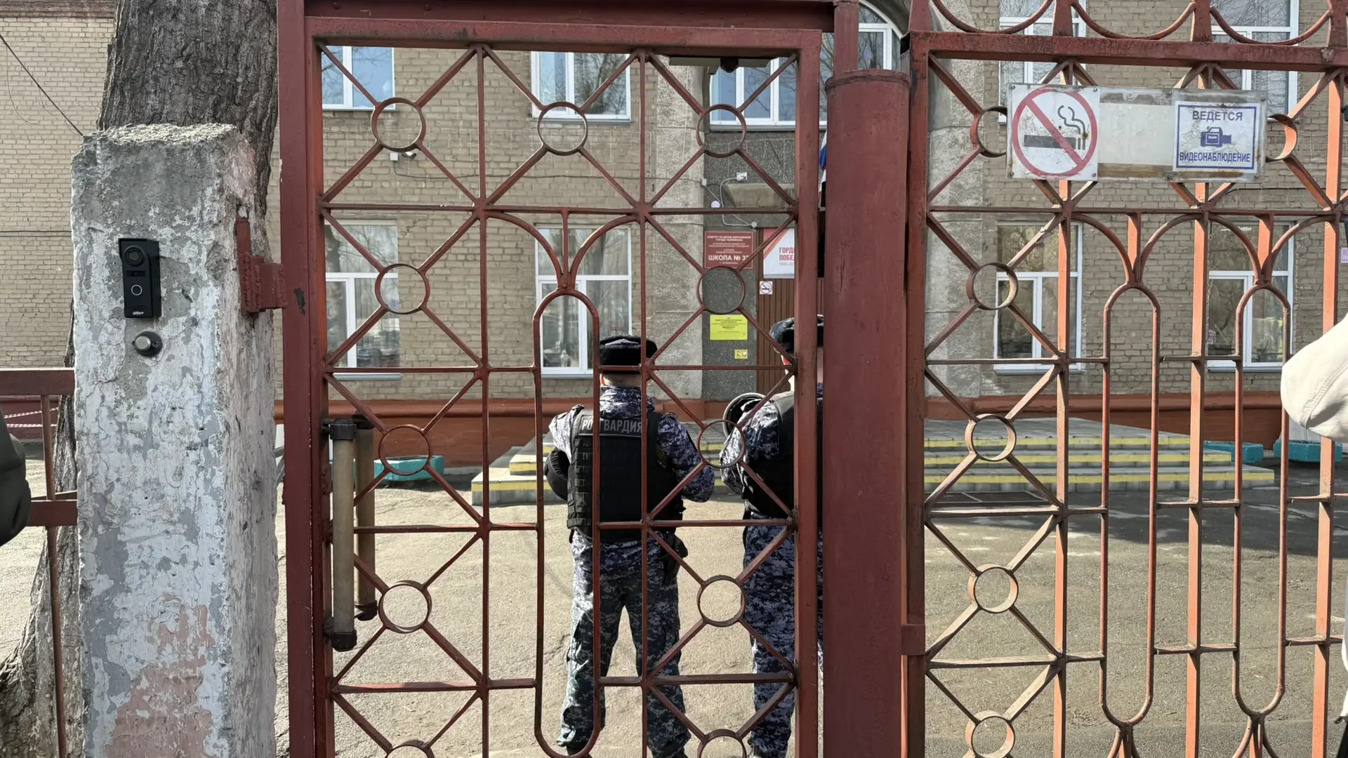 Девятиклассник выстрелил в одноклассницу: что известно о ЧП в школе Челябинска Девятиклассник выстрелил в одноклассницу: что известно о ЧП в школе Челябинска