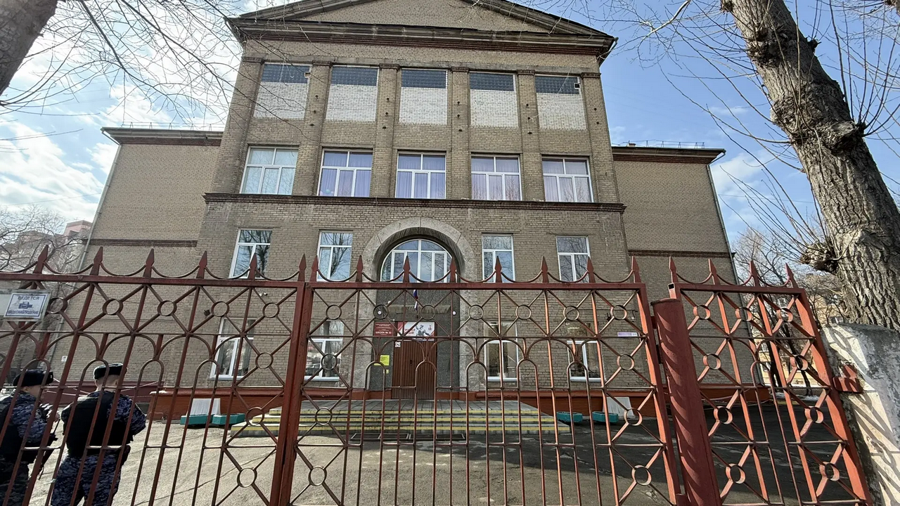 Девятиклассник выстрелил в одноклассницу: что известно о ЧП в школе Челябинска Девятиклассник выстрелил в одноклассницу: что известно о ЧП в школе Челябинска