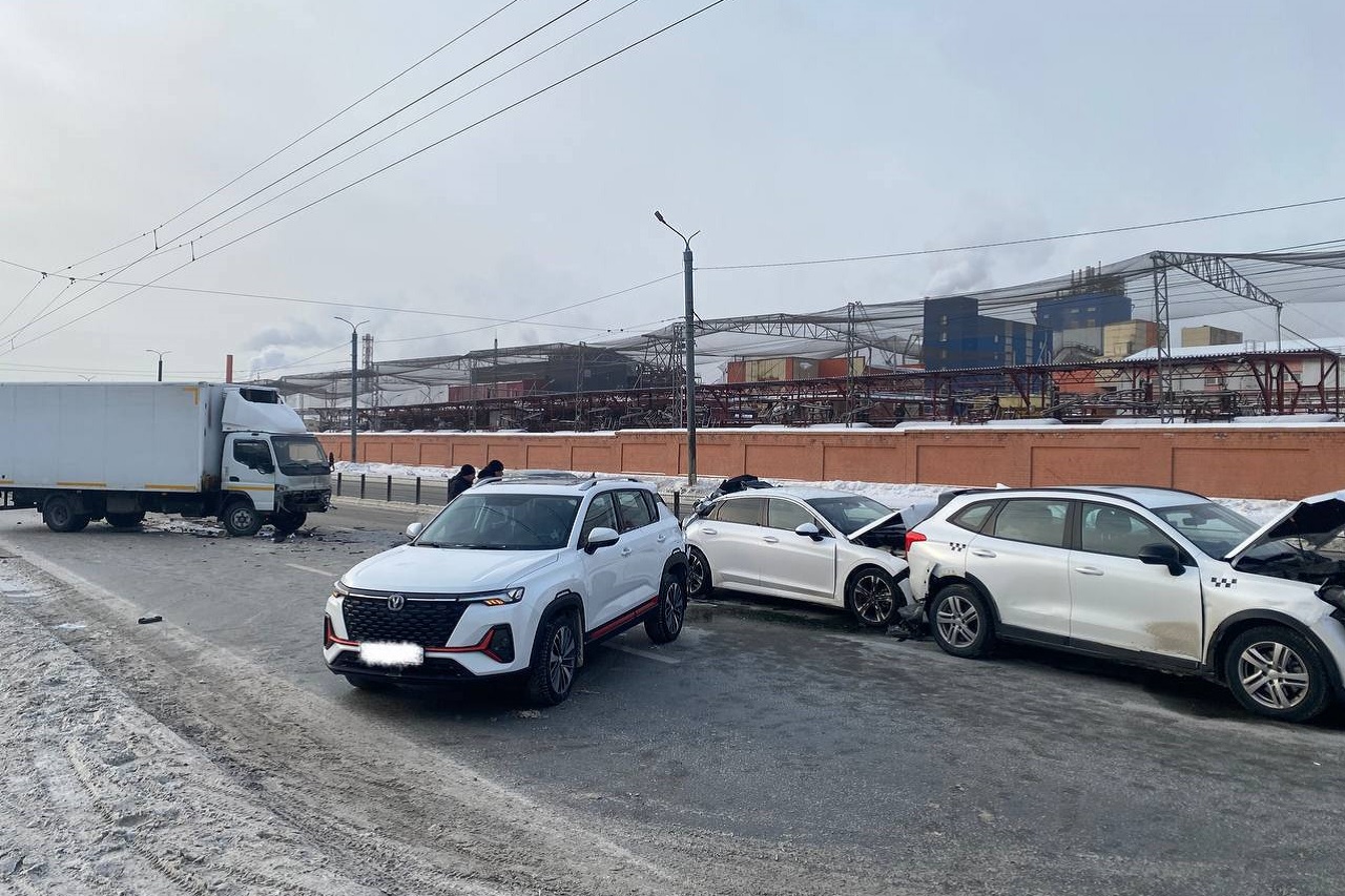 На Свердловском тракте в Челябинске столкнулись 4 автомобиля На Свердловском тракте в Челябинске столкнулись 4 автомобиля