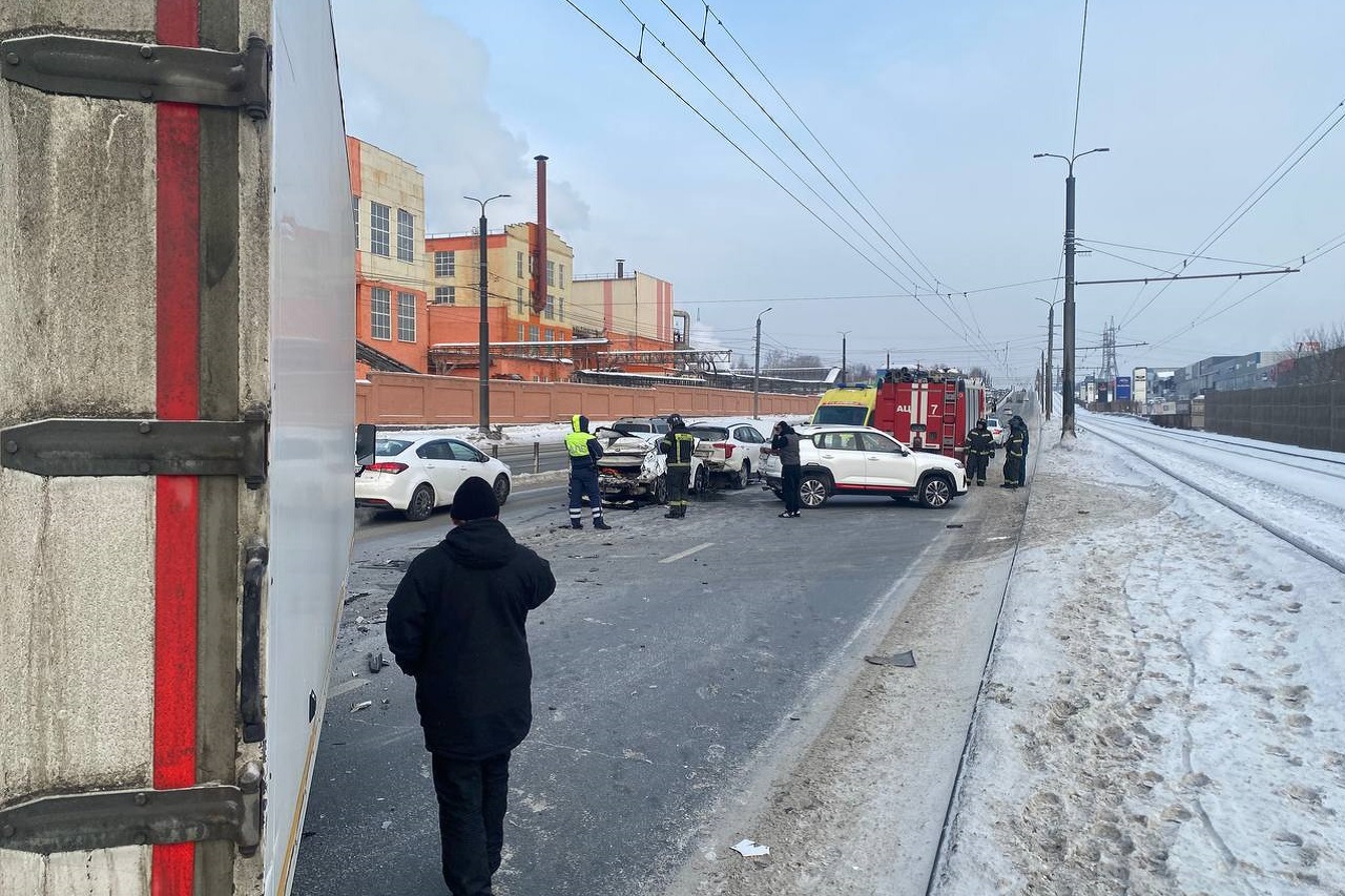 На Свердловском тракте в Челябинске столкнулись 4 автомобиля На Свердловском тракте в Челябинске столкнулись 4 автомобиля