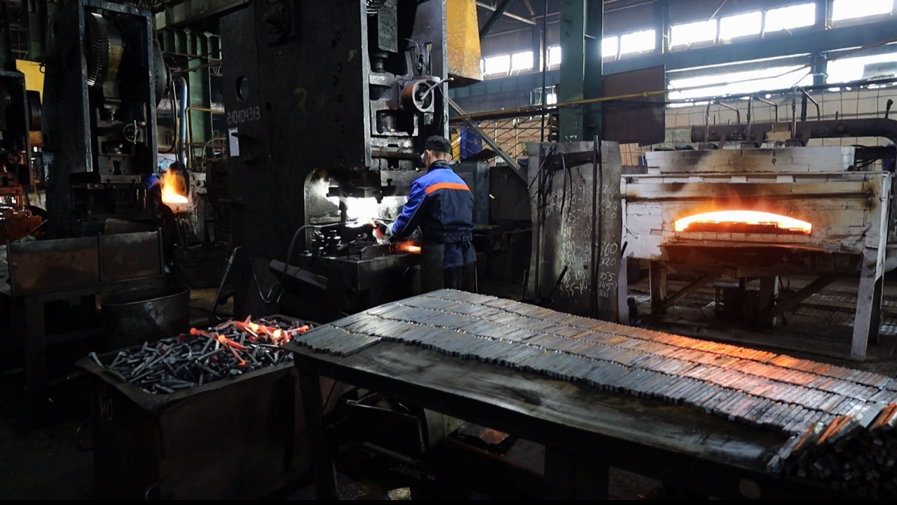 В Магнитогорске заключенные помогают благоустраивать улицы и скверы В Магнитогорске заключенные помогают благоустраивать улицы и скверы