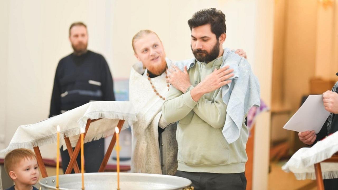 Как житель Индии стал православным: особенности крещения в челябинском храме