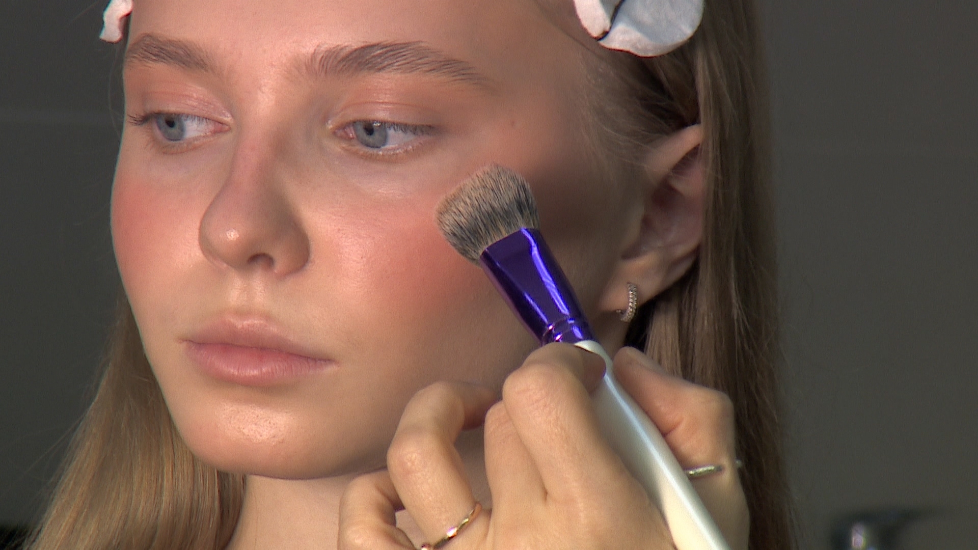 "Макияж без макияжа": мировой тренд на естественность дошел до Челябинска