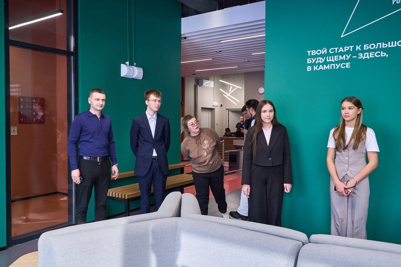 Для челябинских школьников провели экскурсию по межуниверситетскому кампусу Для челябинских школьников провели экскурсию по межуниверситетскому кампусу