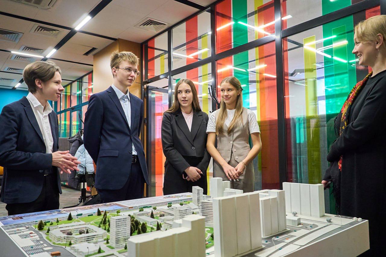 Для челябинских школьников провели экскурсию по межуниверситетскому кампусу Для челябинских школьников провели экскурсию по межуниверситетскому кампусу