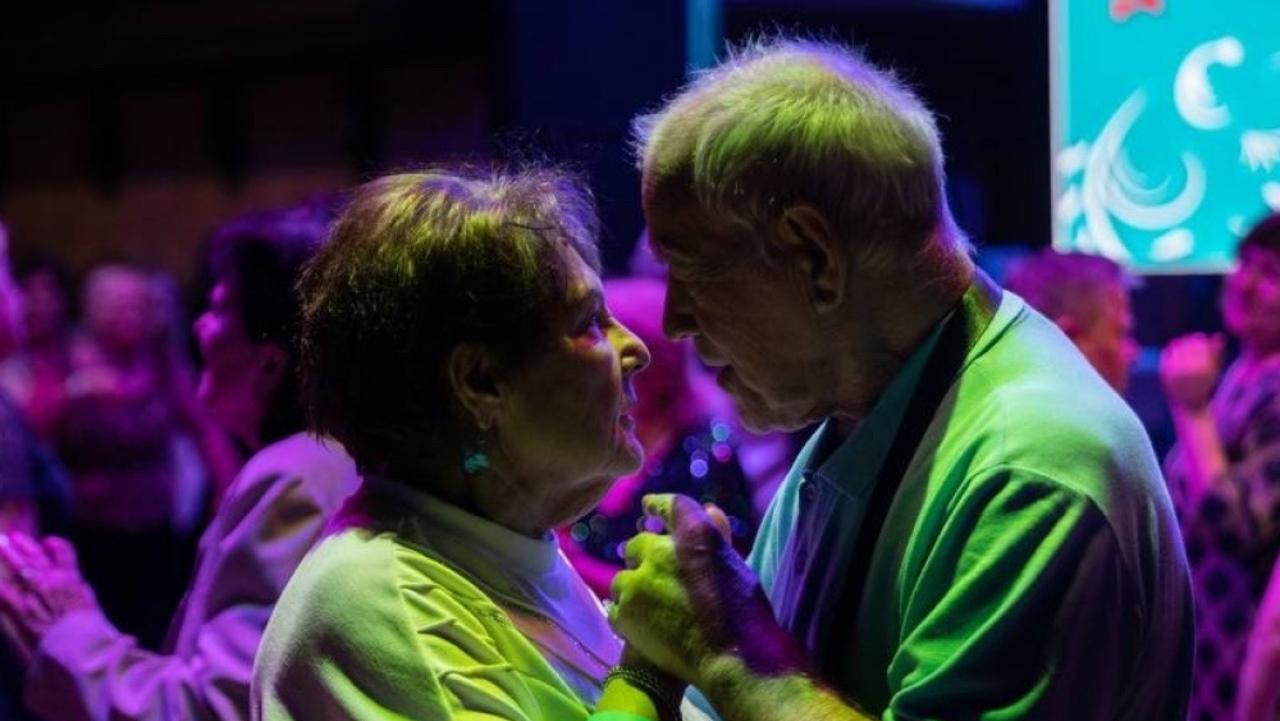 В Челябинске прошел "Бирюзовый бал": в танце закружились 250 пенсионеров