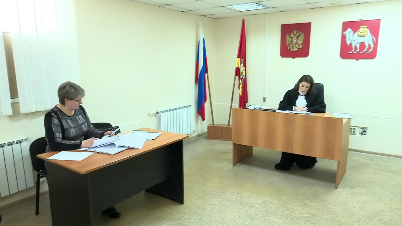 Семья в Челябинске судится с управляющей компанией из-за плесени в квартире