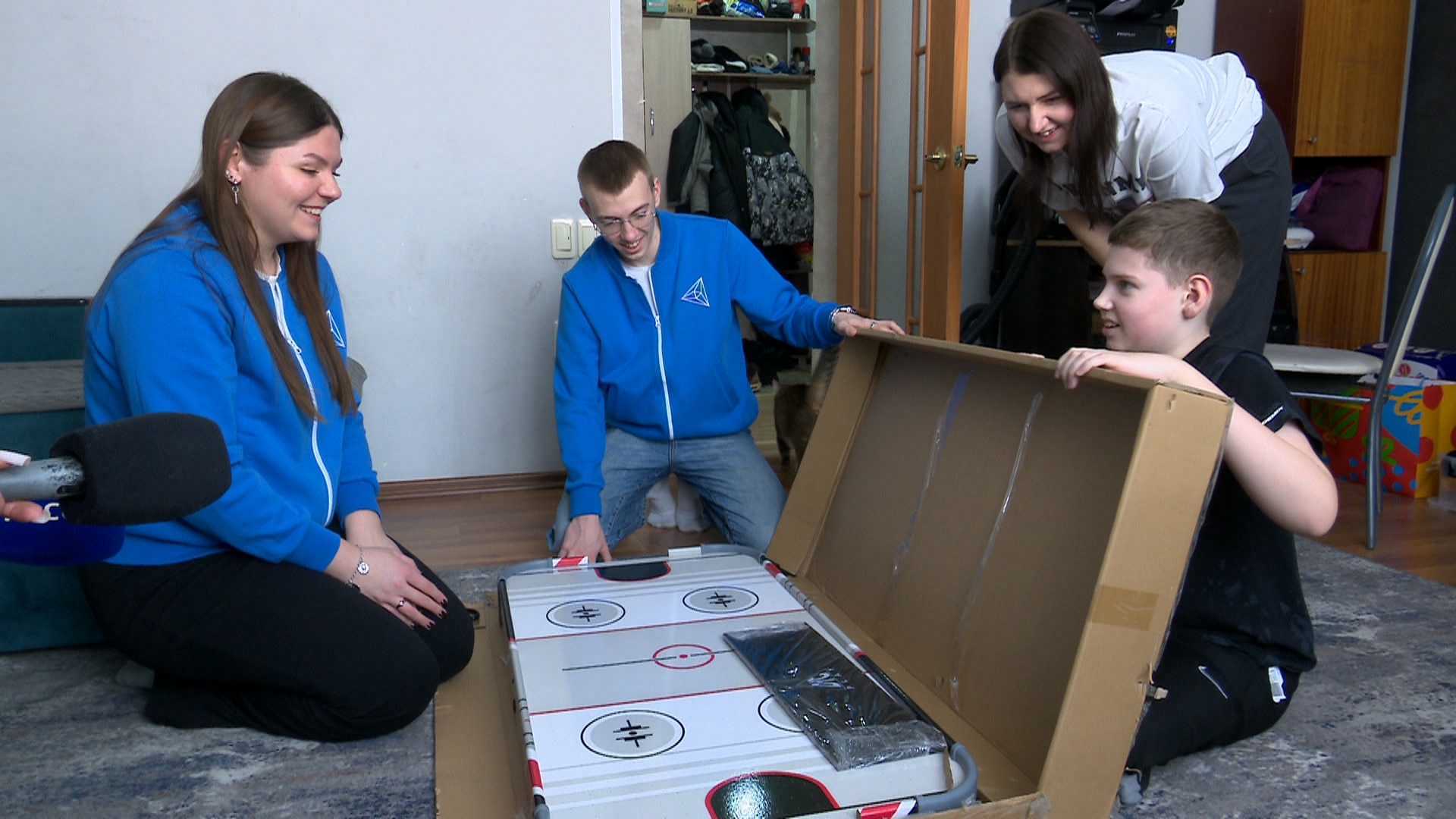 Дети из Южноуральска продолжают получать подарки, загаданные на Новый год Дети из Южноуральска продолжают получать подарки, загаданные на Новый год