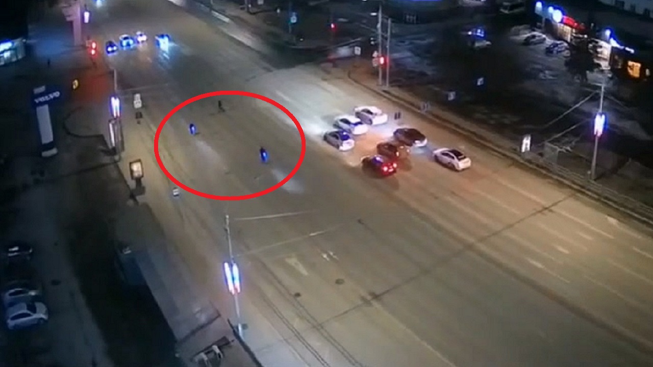 Выехали на середину дороги: самокатчики-нарушители в центре Челябинска попали на видео Выехали на середину дороги: самокатчики-нарушители в центре Челябинска попали на видео