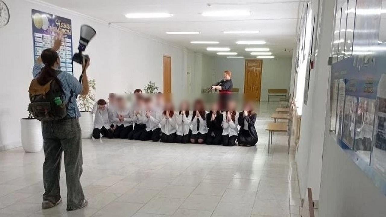 Школу в Челябинской области проверяют из-за скандального фото учителя с детьми