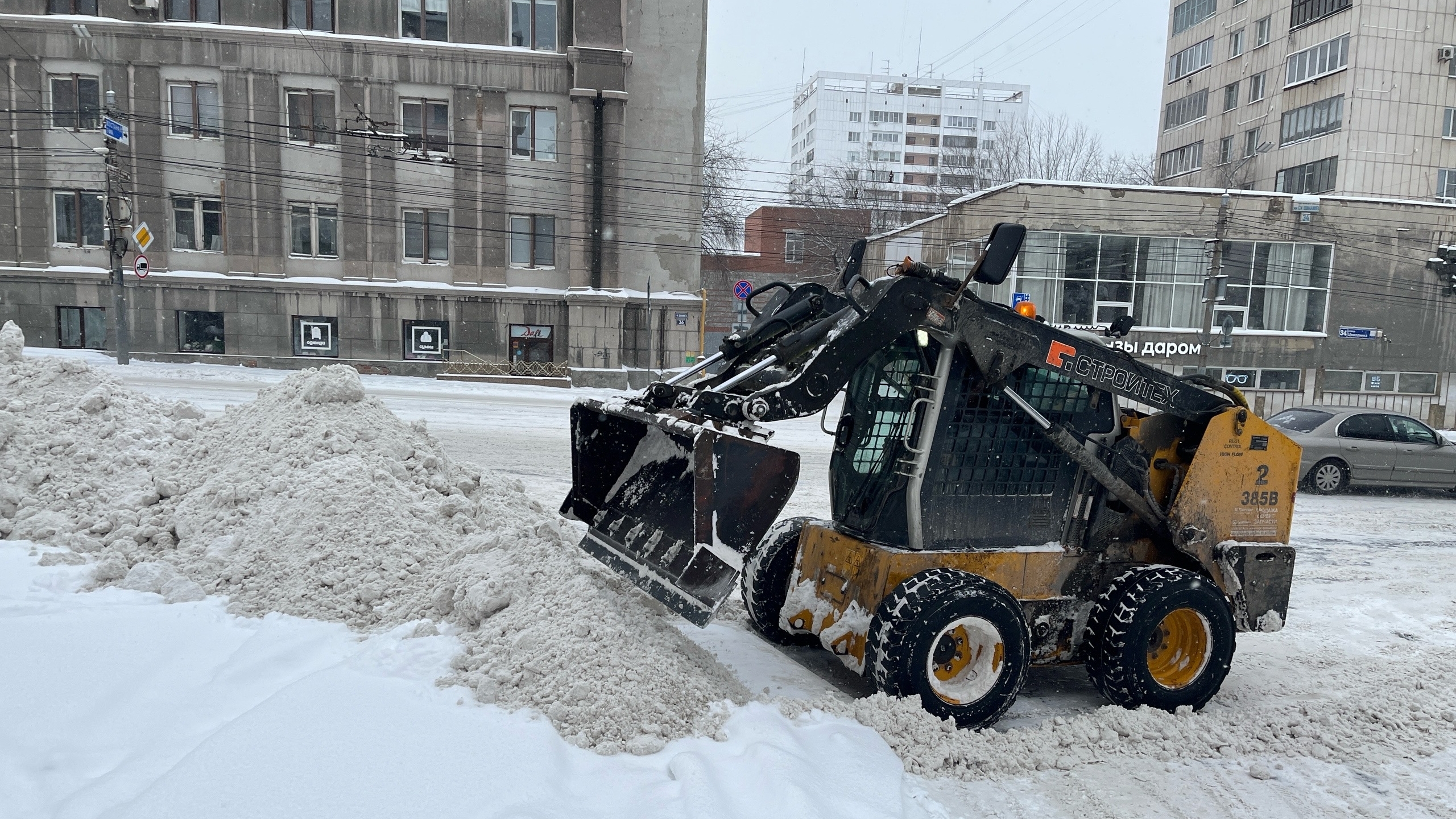 Мэр Челябинска поруил ускорить вывоз снега из дворов и с улиц Мэр Челябинска поруил ускорить вывоз снега из дворов и с улиц