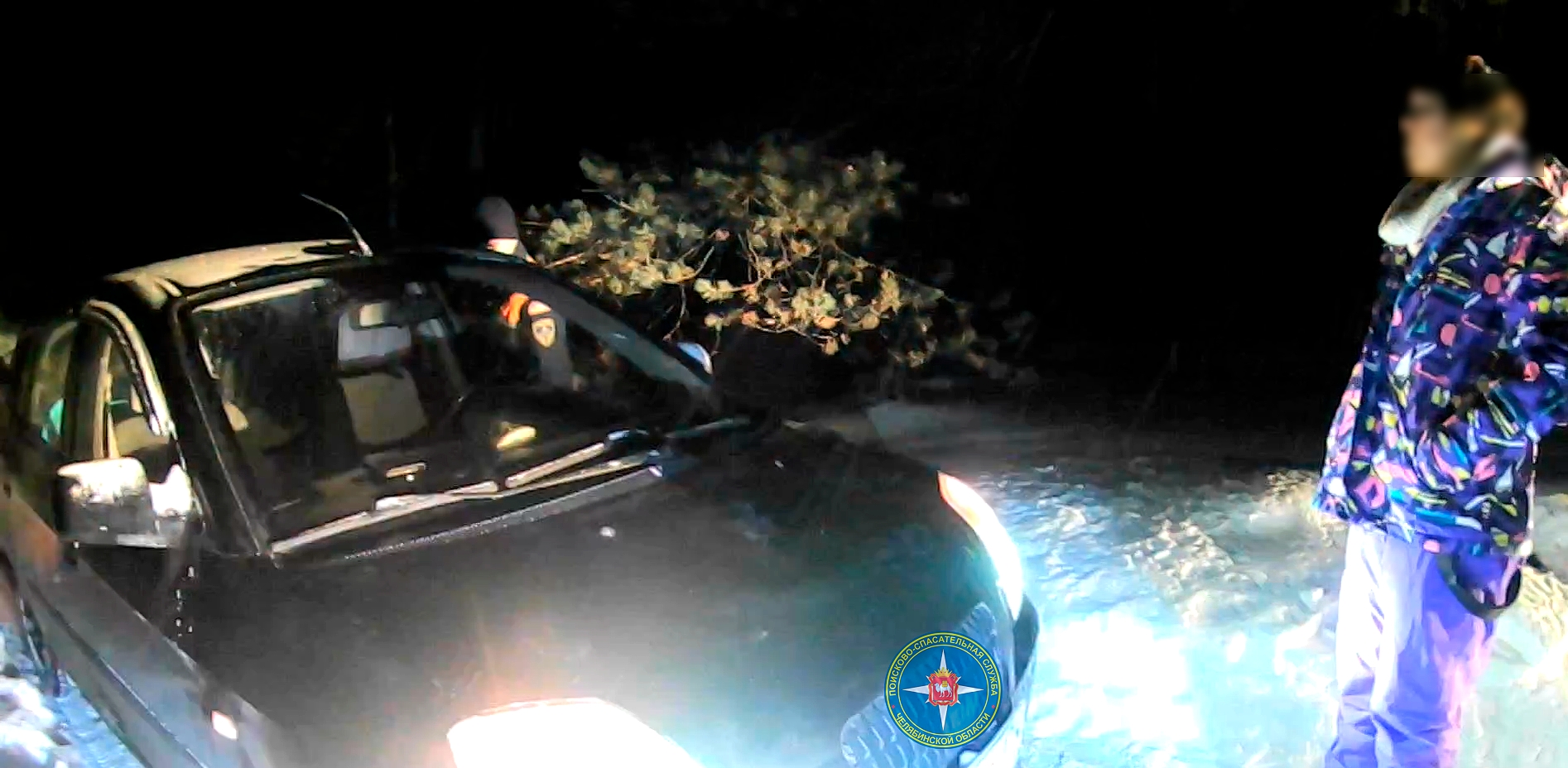 На Южном Урале спасатели вызволили из снежного заноса автомобиль с двумя женщинами На Южном Урале спасатели вызволили из снежного заноса автомобиль с двумя женщинами