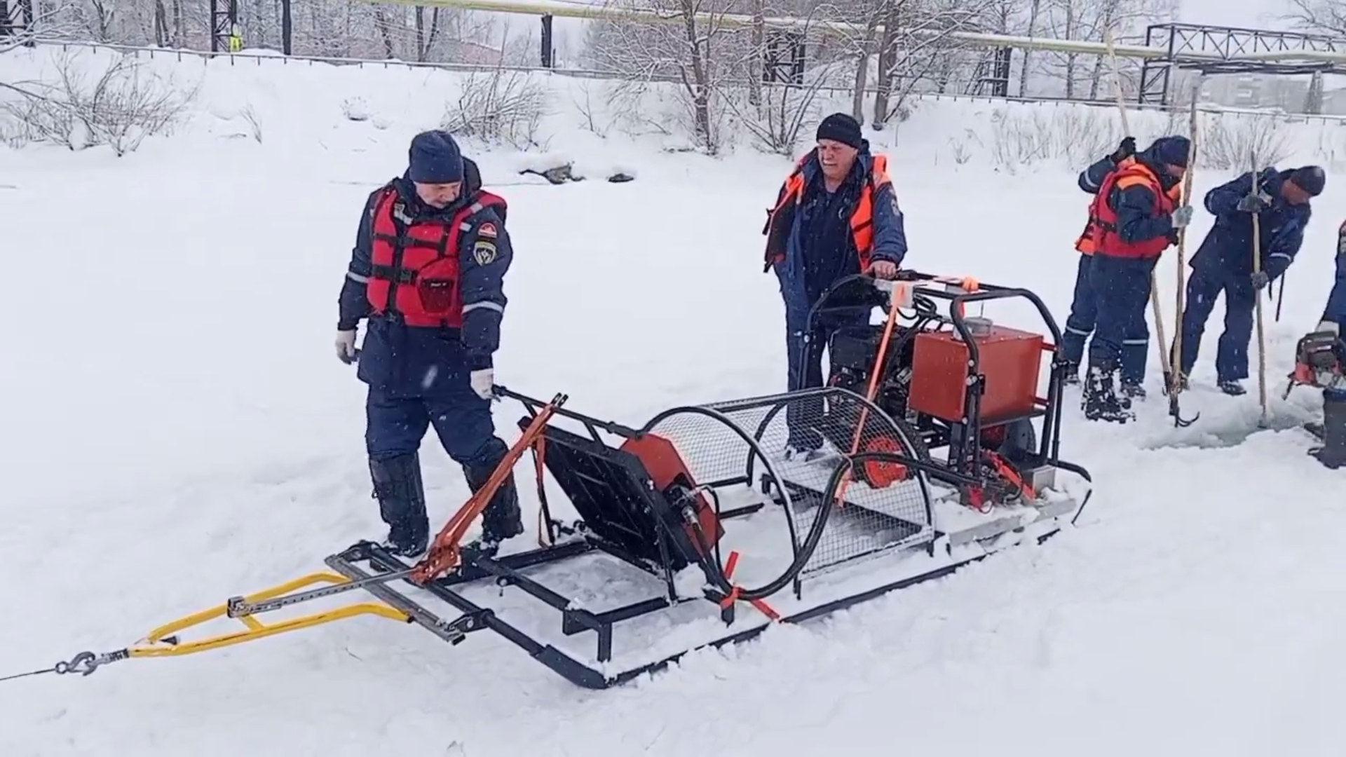 На реках Челябинской области начали пилить лед, чтобы избежать подтоплений На реках Челябинской области начали пилить лед, чтобы избежать подтоплений