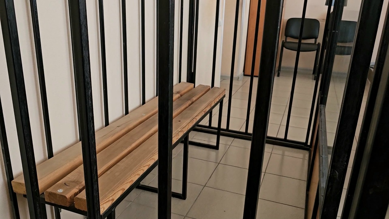 Челябинский суд приговорил к колонии карточных шулеров, которые обманывали пассажиров