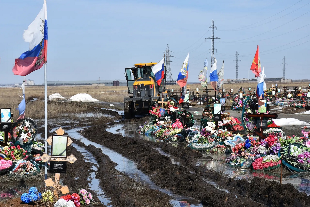 Могилы участников СВО оказались затоплены на кладбище в Троицке Могилы участников СВО оказались затоплены на кладбище в Троицке