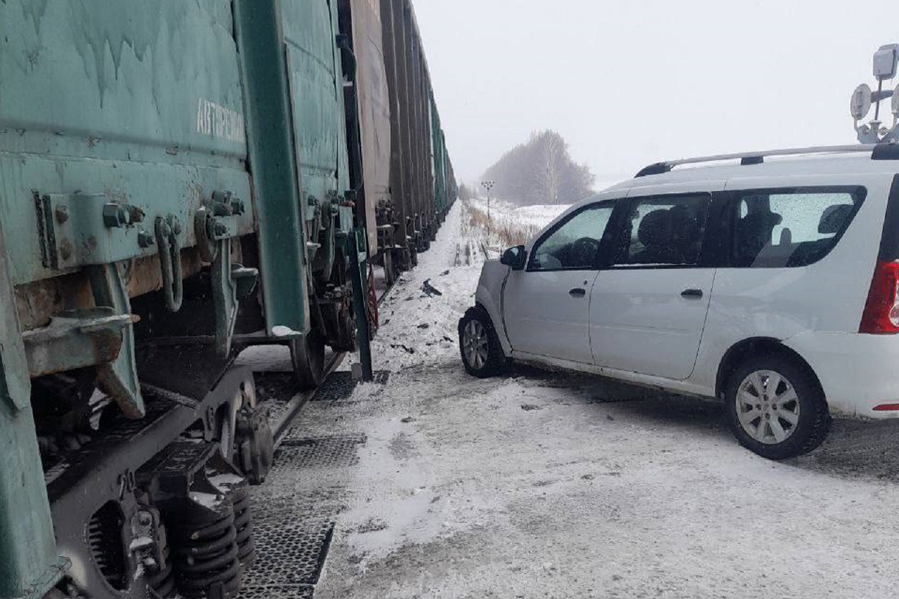 Минивэн попал под поезд в Челябинской области Минивэн попал под поезд в Челябинской области