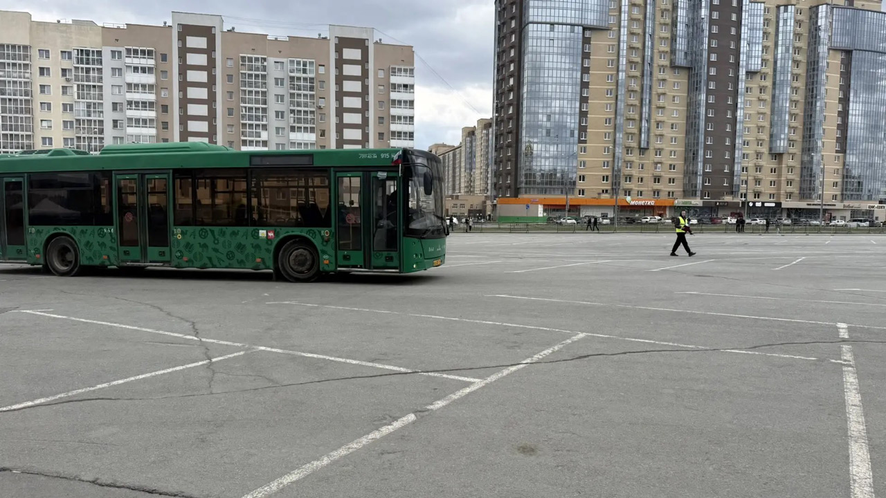 Гонки автобусов прошли в Челябинске: водители показали ювелирное мастерство