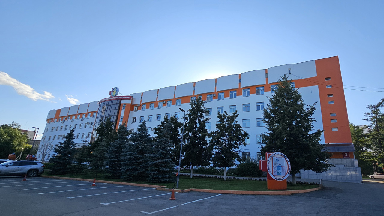 В Челябинске женщина родила ребенка во дворе больницы