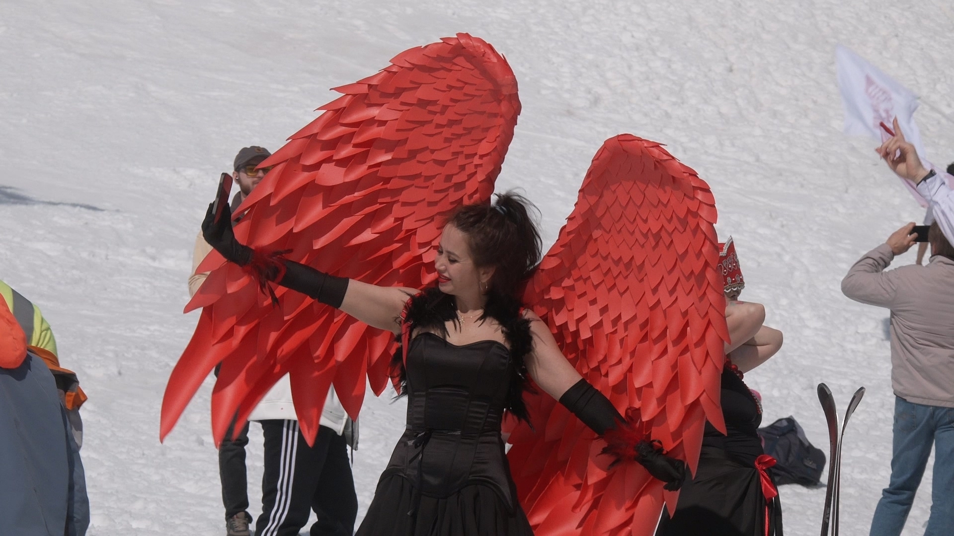 Костюмированным шоу закрыли горнолыжный сезон в Челябинской области Костюмированным шоу закрыли горнолыжный сезон в Челябинской области