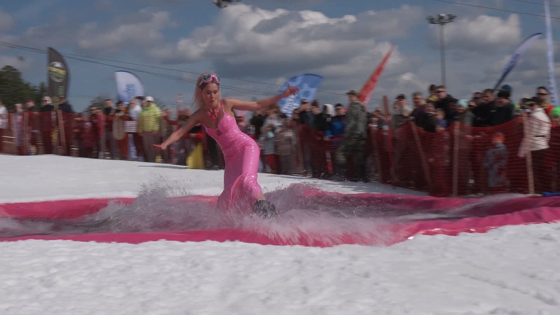 Костюмированным шоу закрыли горнолыжный сезон в Челябинской области Костюмированным шоу закрыли горнолыжный сезон в Челябинской области