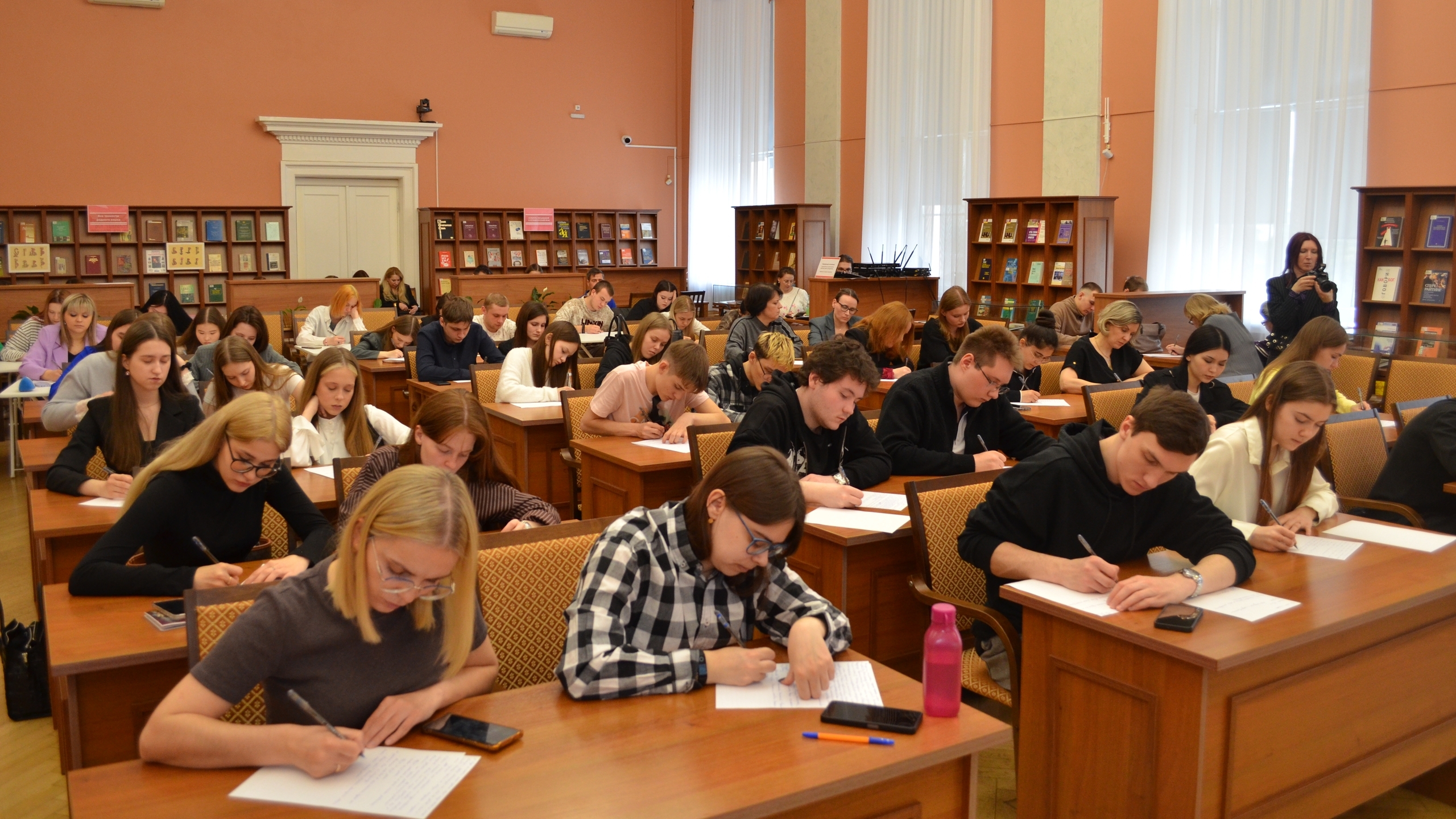 Страсти по Достоевскому: в Челябинске написали нотариальный диктант