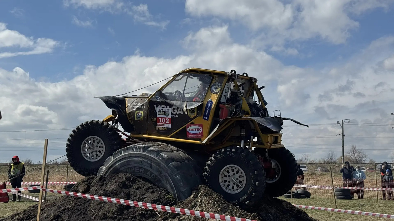 Джипы и грузовики на бездорожье: экстремальные гонки прошли в Челябинске